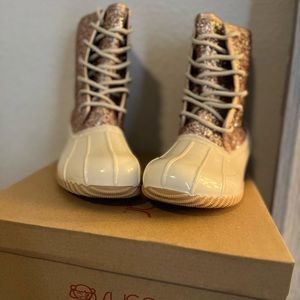 Sugar rain boots only worn once